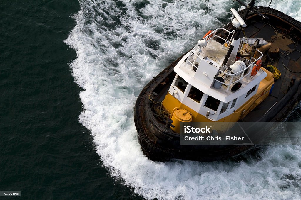 Tug en bote - Foto de stock de Remolcador libre de derechos