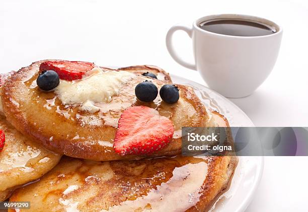 Pila Di Frittelle Con Sciroppo E Frutta - Fotografie stock e altre immagini di Alimentazione non salutare - Alimentazione non salutare, Bevanda analcolica, Bianco