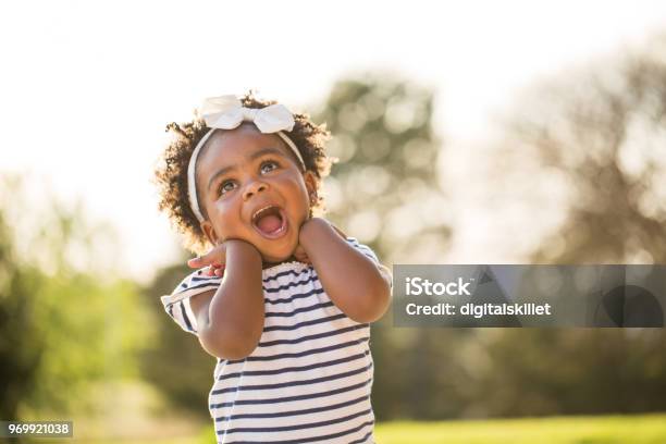 Glückliche Kleine Mädchen Lachen Und Lächeln Auf Den Lippen Vor Stockfoto und mehr Bilder von Kleinstkind