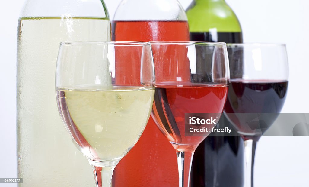 Tre bottiglie di vino e bicchieri - Foto stock royalty-free di Alchol