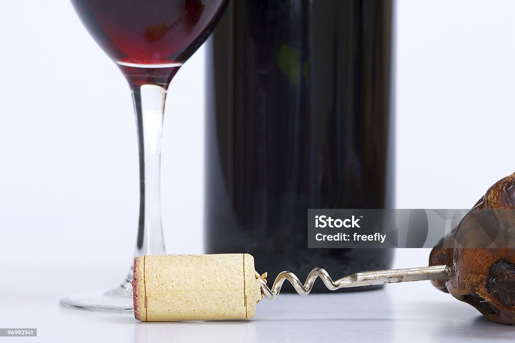Nahaufnahme von einem Glas Rot Wein, Flasche, Korkenzieher - Lizenzfrei Alkoholisches Getränk Stock-Foto