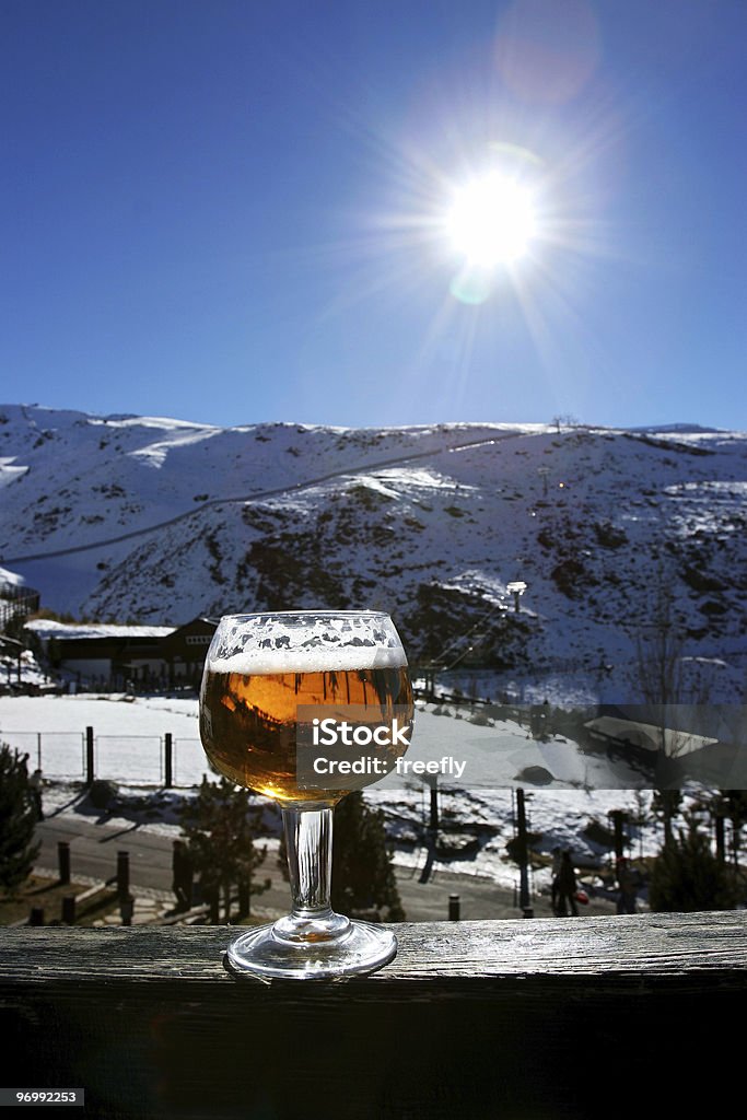 Glas Bier oder lager an der Wand im Skiort Sierra Nevada i - Lizenzfrei Bier Stock-Foto