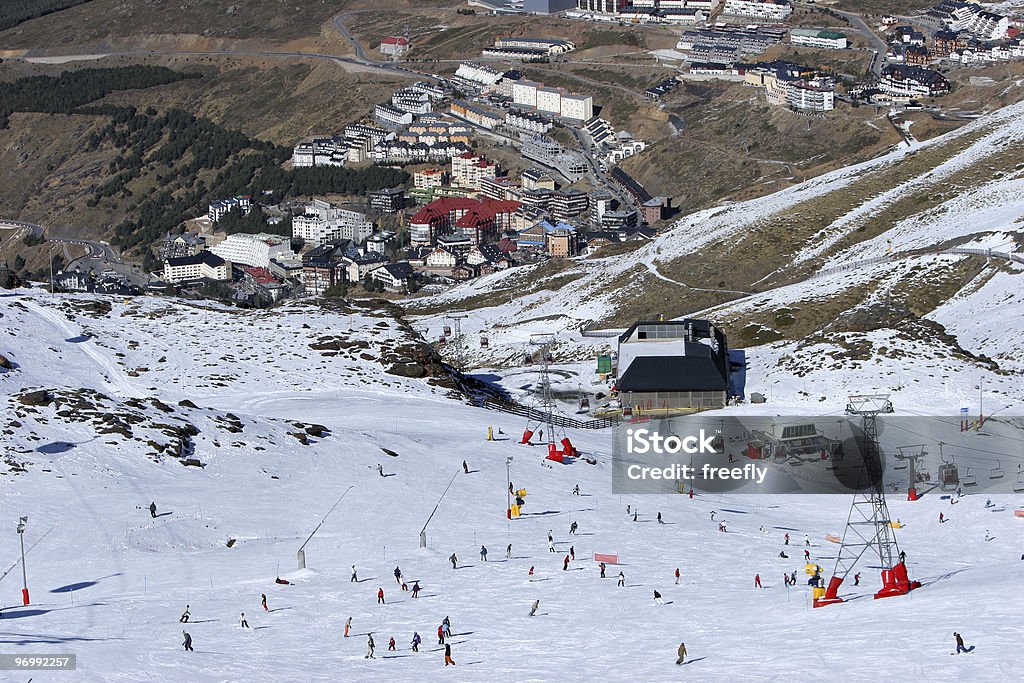 Olhando para as pistas de esqui das montanhas de Sierra Nevada em Sp - Foto de stock de Andaluzia royalty-free