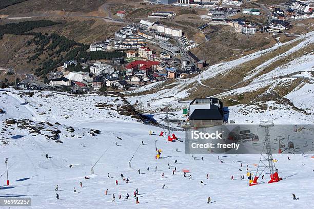 Foto de Olhando Para As Pistas De Esqui Das Montanhas De Sierra Nevada Em Sp e mais fotos de stock de Andaluzia