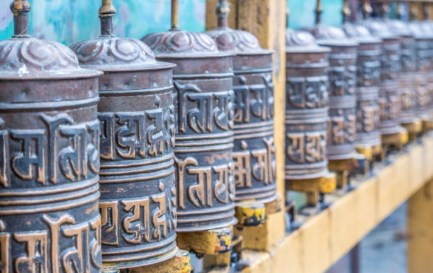 불교 사원에서 기도 바퀴 - nepal buddha monkey temple tibet 뉴스 사진 이미지