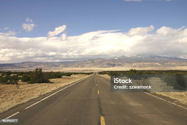 Diretamente Estrada No Deserto - Fotografias de stock e mais imagens de Deserto - Deserto, No alto, Novo México