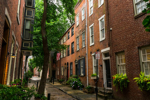 chovendo no beco - philadelphia pennsylvania sidewalk street - fotografias e filmes do acervo