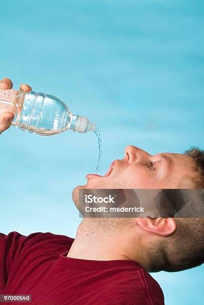 Flasche Wasserbrunnen Stockfoto und mehr Bilder von Beugen - Beugen, Bewegung, Blau