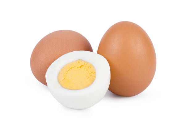 uova sode con intero isolato su sfondo bianco - hard cooked egg foto e immagini stock