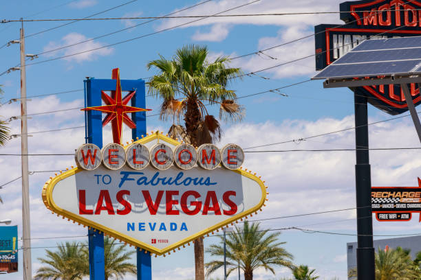 bem-vindo à fabulosa las vegas sinal no extremo sul do mundo famosa las vegas strip - las vegas metropolitan area sign welcome to fabulous las vegas sign the las vegas strip - fotografias e filmes do acervo