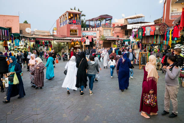 marokański rynek jamaa el fna w dzielnicy medyny marrakeszu, pełen turystów i sklepów - djemma el fna square zdjęcia i obrazy z banku zdjęć