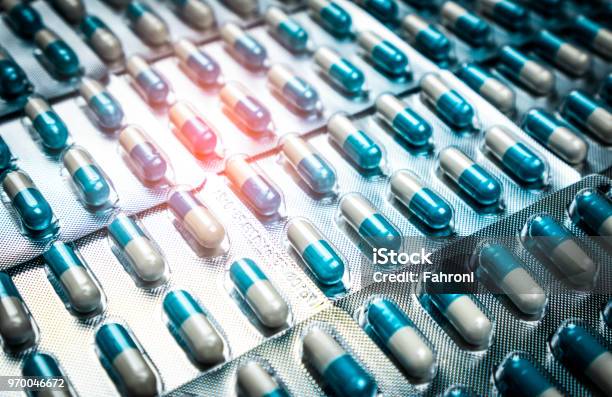 美しいパターンでアレンジ自在のブリスター パックに青と白のカプセル錠剤グローバルなヘルスケアの概念抗生物質耐性抗菌カプセル錠剤製薬業界 - 医薬品のストックフォトや画像を多数ご用意