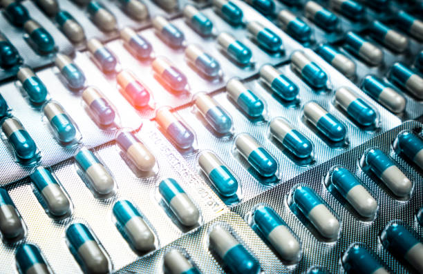 아름 다운 패턴으로 배치 하는 블 리스 터 팩에 파란색과 흰색 캡슐 알 약. 글로벌 의료 개념입니다. 항생제 약물 저항입니다. 항균 캡슐 약입니다. 제약 산업입니다. - blister antibiotic close up medicine 뉴스 사진 이미지