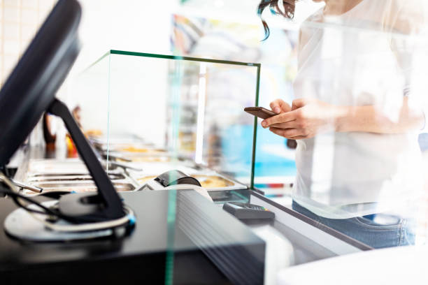 istock Mobile payment in dessert shop 970053098