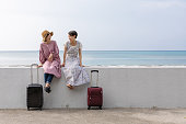 沖縄旅行を楽しむ若い女性