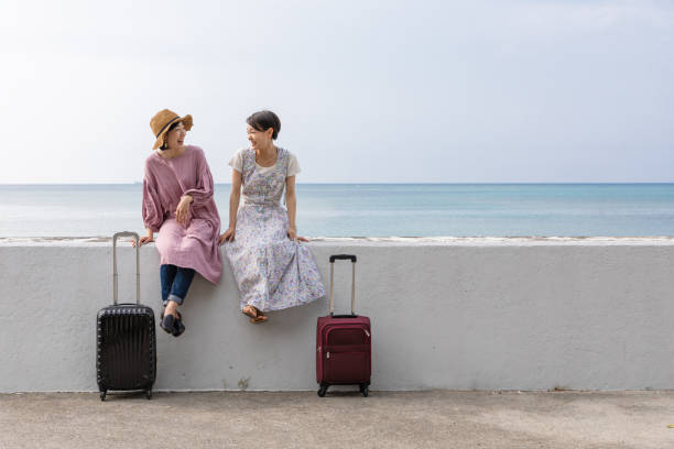 uma jovem mulher que gosta de viajar em okinawa - beach suitcase vacations summer - fotografias e filmes do acervo