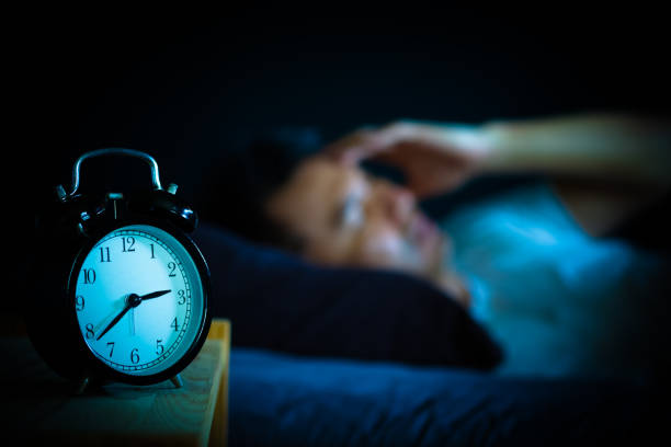 asiatischer mann im bett leiden schlaflosigkeit und schlafstörungen störung nachzudenken, sein problem in der nacht - schlaflosigkeit fotos stock-fotos und bilder