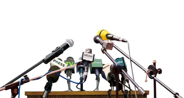 press conference microphones on white background - podium lectern microphone white imagens e fotografias de stock