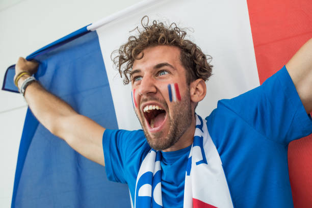 fußball-fan-jubel für nationalmannschaft beim spiel - frankreich wm stock-fotos und bilder