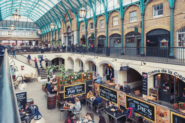 interior do mercado de covent garden, um lugar para o varejo de moda armazena e refeições no local turístico popular rodeado por entretenimento, teatros e prédios históricos, instalações na cidade de westminster, londres - greater london fotos - fotografias e filmes do acervo