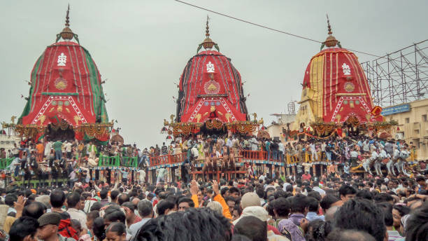 eine große versammlung von gläubigen aus verschiedenen teilen indiens bei puri anlässlich ratha yatra, puri, orissa, indien - hase temple stock-fotos und bilder