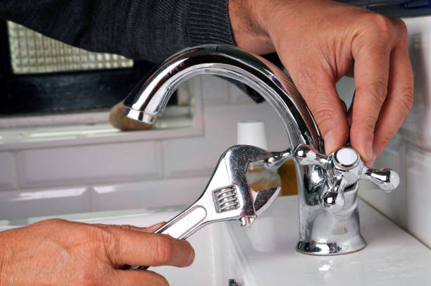 réparation d ' un robinet - faucet fotografías e imágenes de stock