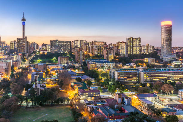 johannesburg-stadt-panorama-sunflare mit dem turm - johannesburg night skyline dusk stock-fotos und bilder