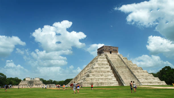 pirámide maya de kukulcán el castillo en chichén itzá, méxico - chichen itza mayan mexico steps fotografías e imágenes de stock