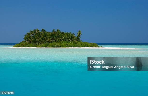 Photo libre de droit de Île Tropicale Déserte banque d'images et plus d'images libres de droit de Arbre - Arbre, Arbre tropical, Aventure