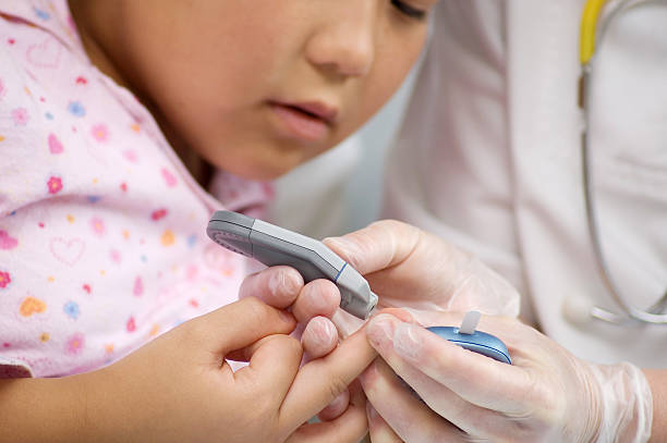 il medico prende sangue. - hypoglycemia foto e immagini stock