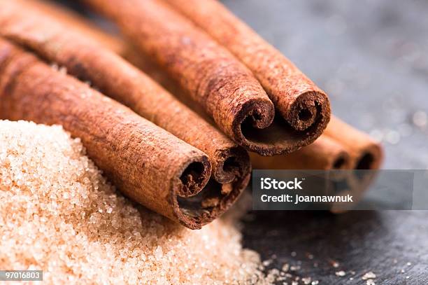 Especiarias Aromáticas Com Açúcar Mascavocanela - Fotografias de stock e mais imagens de Açúcar - Açúcar, Canela, Castanho