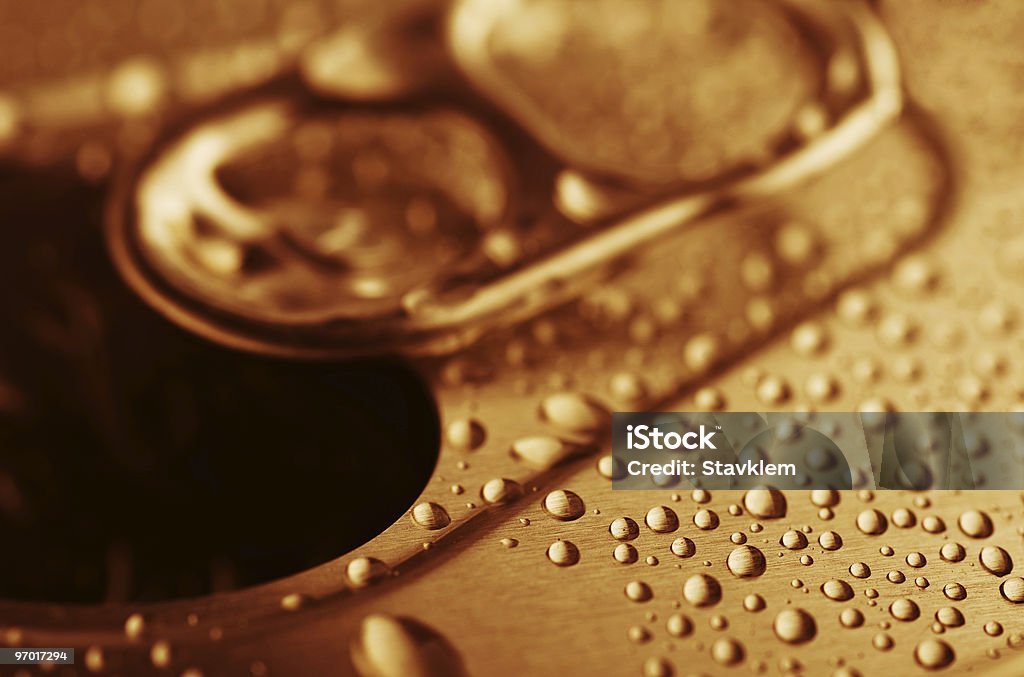 Pestaña de extracción de estaño con la condensación - Foto de stock de Gaseosa libre de derechos