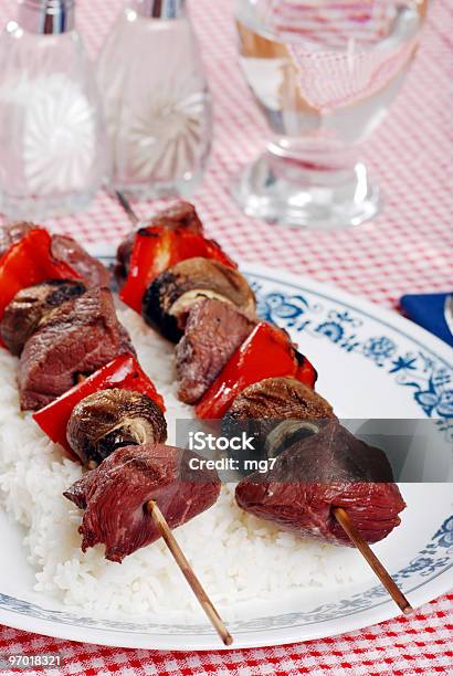 Carne De Vaca Kabobs Com Cogumelos E Vermelho Peppers - Fotografias de stock e mais imagens de Alimentação Saudável