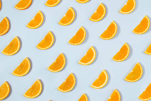motivo di frutta arancione su sfondo blu - healthy eating multi colored orange above foto e immagini stock