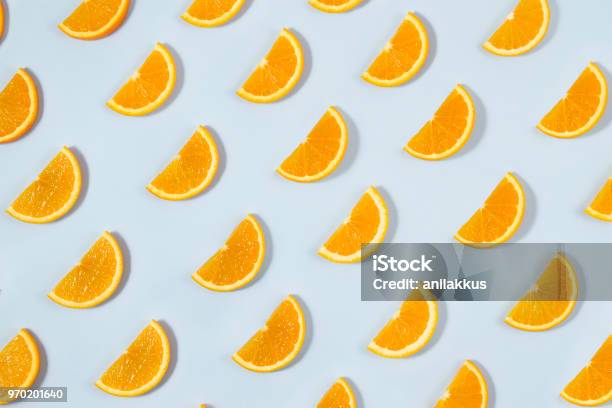 Motivo Di Frutta Arancione Su Sfondo Blu - Fotografie stock e altre immagini di Arancia - Arancia, Sfondi, Arancione