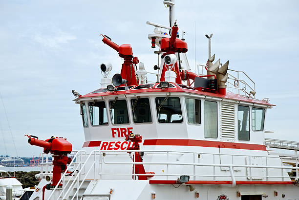 огонь экстренной «лодочкой» - fire boat стоковые фото и изображения