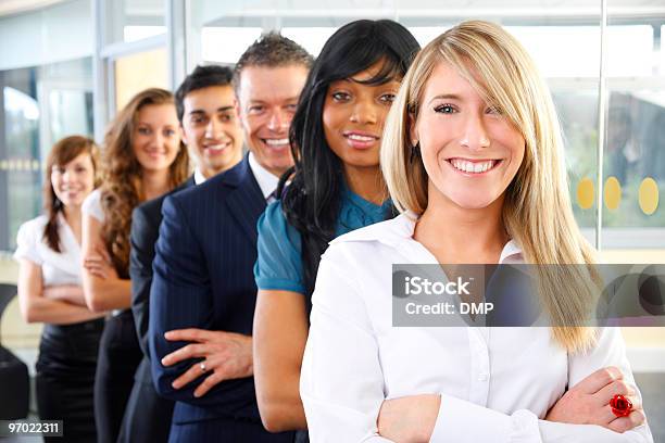 Foto de Jovem Líder Com Sua Equipe Em Uma Fileira e mais fotos de stock de Envolvimento dos funcionários - Envolvimento dos funcionários, Escritório, Felicidade