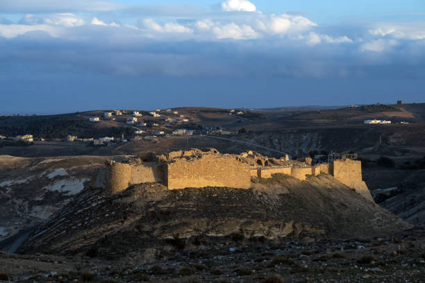 ruines d’une forteresse des croisés à ajlun (jordanie) - ajlun photos et images de collection