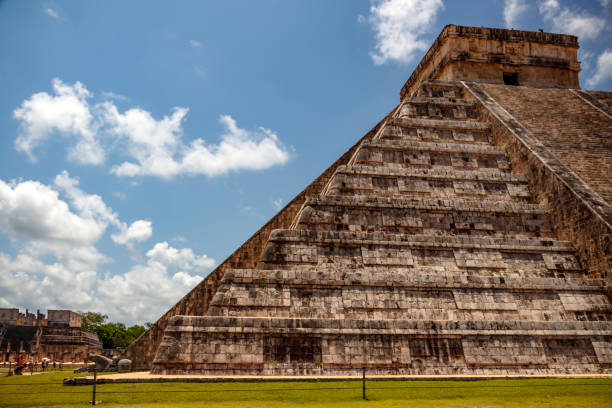 vista lateral das nove etapas da pirâmide maia - chichen itza mayan mexico steps - fotografias e filmes do acervo