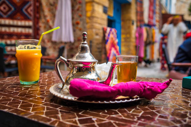beber um chá marroquino (hdri) - art tribal art traditional culture multi colored - fotografias e filmes do acervo