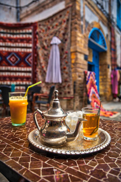 bere un tè morrocano fresco (hdri) - morocco tea glass mint tea foto e immagini stock