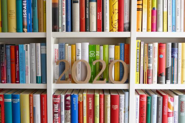 anno 2020 come numeri di legno in piedi sullo scaffale della biblioteca - hardcover book education single word horizontal foto e immagini stock