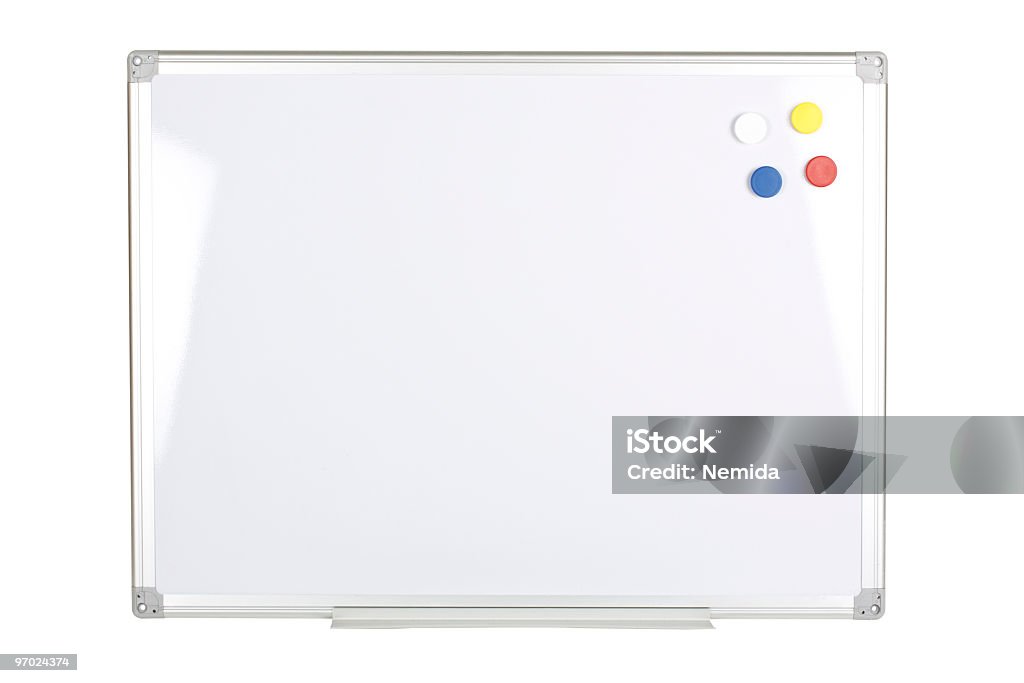 Orizzontale magnete lavagna su sfondo bianco con quattro bottoni a calamita - Foto stock royalty-free di Magnete