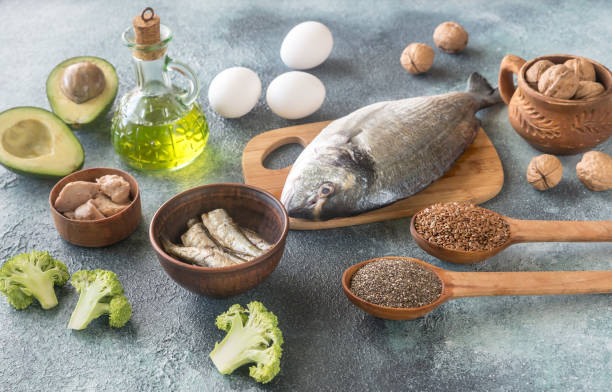 cibo con grassi omega-3 - cooking oil olive oil nutritional supplement spoon foto e immagini stock