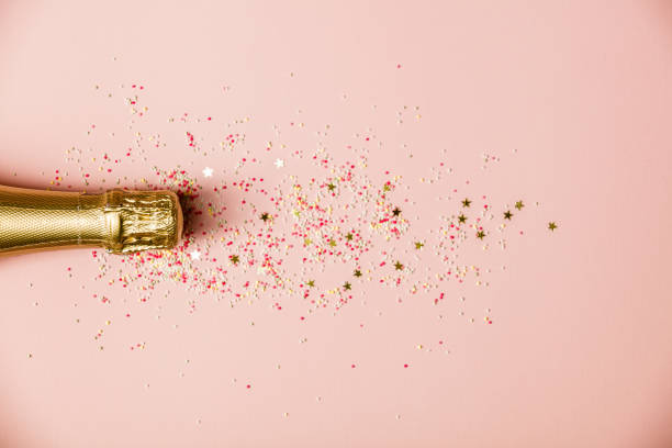 poser de plat de fête - pink champagne photos et images de collection