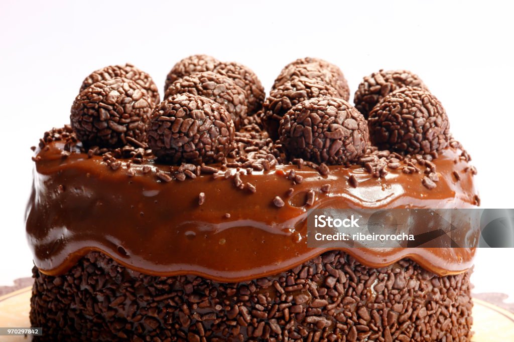 Bolo de chocolate com bombom - Foto de stock de Brigadeiro royalty-free