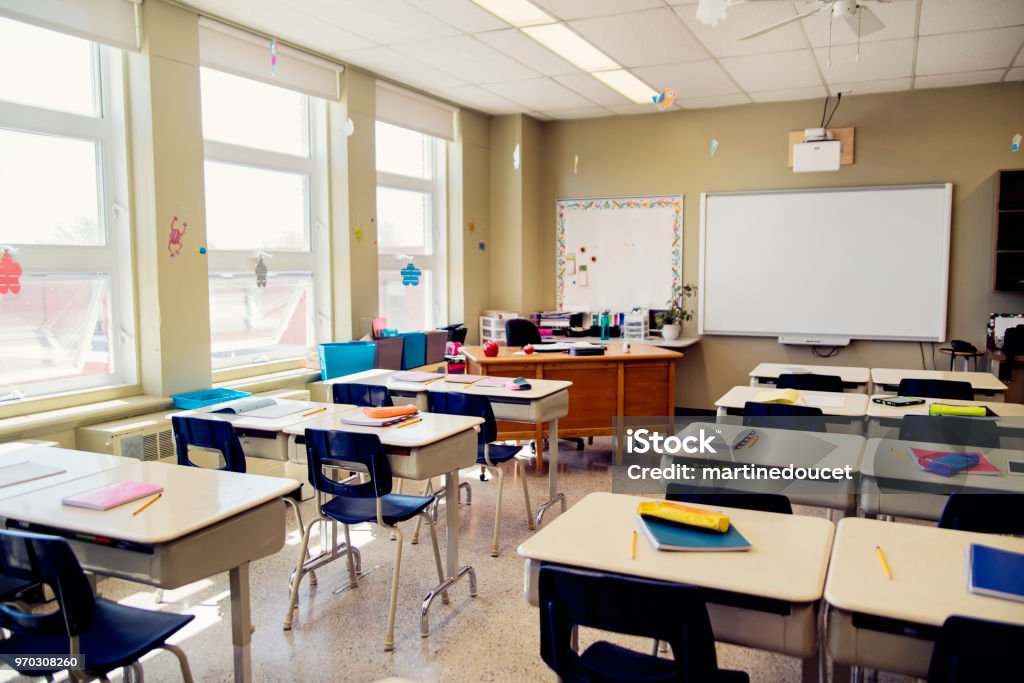 Elementare leeren Klassenzimmer während der Aussparung. - Lizenzfrei Klassenzimmer Stock-Foto