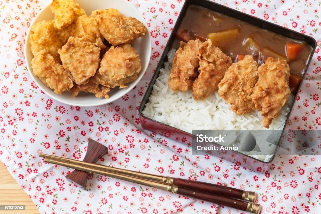 ข้าวแกงกะหรี่ญี่ปุ่นกับไก่ทอดและผักในจานสีดํากับตะเกียบ ข้าวแกงกะหรี่อาหารญี่ปุ่น  ภาพสต็อก - ดาวน์โหลดรูปภาพตอนนี้ - Istock