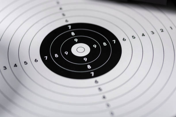 tiros, escudos y cartuchos - tiro de posición en el deporte de tiro - target shooting fotografías e imágenes de stock