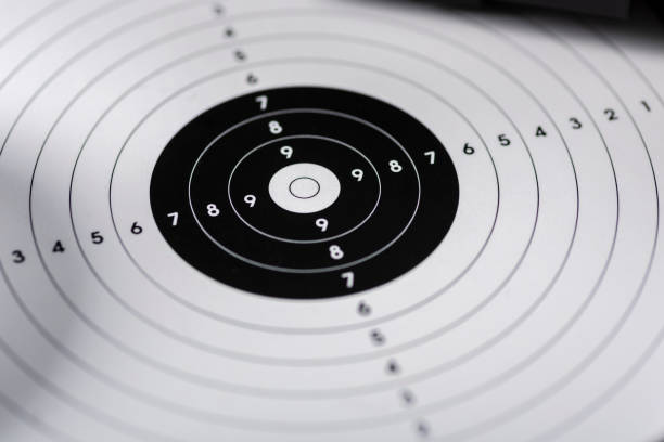 colpi, scudi e cartucce - posizione di tiro sul poligono di tiro sportivo - rifle shooting target shooting hunting foto e immagini stock